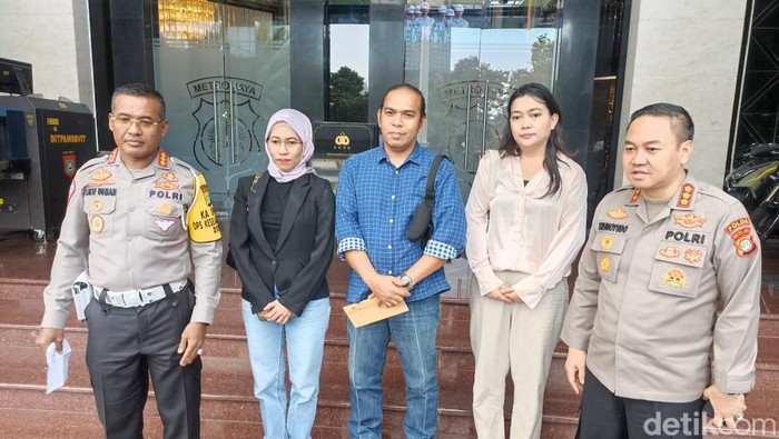 Polisi serahkan surat pencabutan status tersangka dan pemulihan nama baik alm Hasya kepada keluarga.