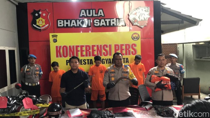 Polresta Jogja jumpa pers penangkapan pelaku pembacokan di Titik Nol Jogja, Jumat (10/2/2023).