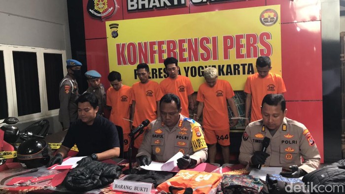 Polresta Jogja jumpa pers penangkapan pelaku pembacokan di Titik Nol Jogja, Jumat (10/2/2023).