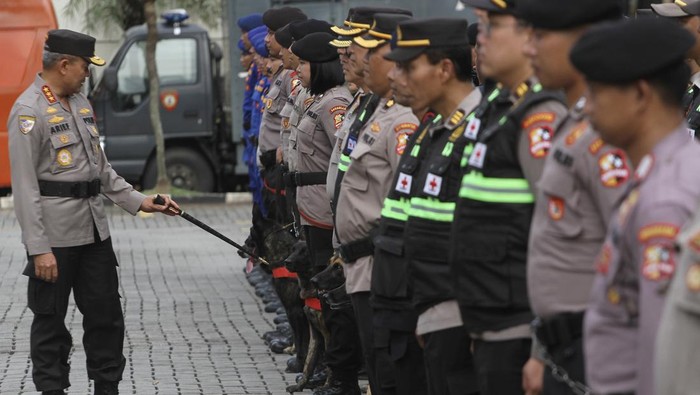 JAKARTA, INDONESIA - FEBRUARY 09: National Police Maintenance Agency Commissioner General Arief Sulistyanto (L) inspects police medics and K-9 during a humanitarian mission discharge event to Turkiye and Syria to participate in search and rescue operations at the Police Headquarters in Jakarta, Indonesia, on February 09, 2023. Early Monday morning, a strong 7.7 earthquake, centered in the Pazarcik district, jolted Kahramanmaras and strongly shook several provinces, including Gaziantep, Sanliurfa, Diyarbakir, Adana, Adiyaman, Malatya, Osmaniye, Hatay, and Kilis. Later, at 13.24 p.m. (1024GMT), a 7.6 magnitude quake centered in Kahramanmaras' Elbistan district struck the region. Turkiye declared 7 days of national mourning after deadly earthquakes in southern provinces. (Photo by Eko Siswono Toyudho/Anadolu Agency via Getty Images)