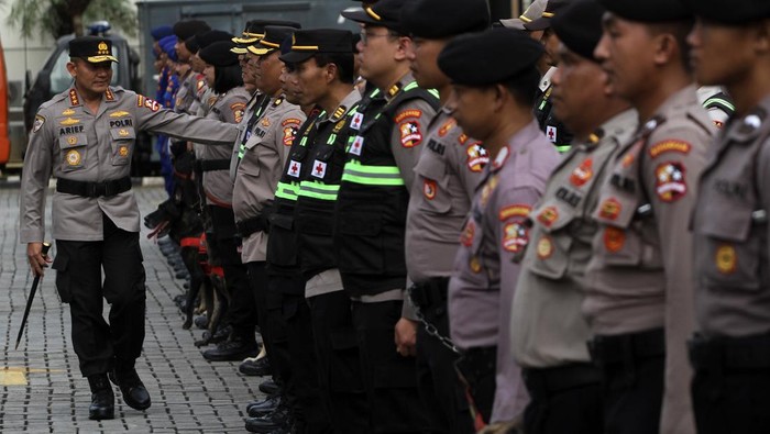 Polri Kirim 26 Personel untuk Bantu Gempa Turki, Ada Tim Medis hingga K9 JAKARTA, INDONESIA - FEBRUARY 09: National Police Maintenance Agency Commissioner General Arief Sulistyanto (L) inspects police medics and K-9 during a humanitarian mission discharge event to Turkiye and Syria to participate in search and rescue operations at the Police Headquarters in Jakarta, Indonesia, on February 09, 2023. Early Monday morning, a strong 7.7 earthquake, centered in the Pazarcik district, jolted Kahramanmaras and strongly shook several provinces, including Gaziantep, Sanliurfa, Diyarbakir, Adana, Adiyaman, Malatya, Osmaniye, Hatay, and Kilis. Later, at 13.24 p.m. (1024GMT), a 7.6 magnitude quake centered in Kahramanmaras' Elbistan district struck the region. Turkiye declared 7 days of national mourning after deadly earthquakes in southern provinces. (Photo by Eko Siswono Toyudho/Anadolu Agency via Getty Images)
