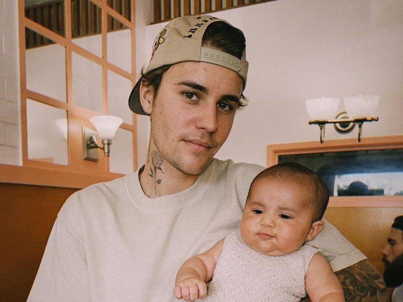 Potret Justin Bieber dan Hailey Baldwin Momong Bayi