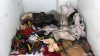 Selain manekin, ada juga sampah sisa-sisa dagangan.