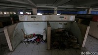 Pasar Tanah Abang Blok G kosong melompong setelah ditinggalkan pedagangnya akibat sepi pengunjung, terutama di lantai 2 dan 3, hal tersebut semakin diperparah saat kondisi pandemi dua tahun terakhir.