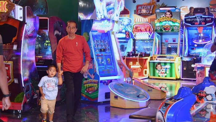 Presiden Joko Widodo (Jokowi) berunjung ke Delipark Mall, bersama dengan dua cucuknya, Sedah Mirah dan Panembahan Al Nahyan.