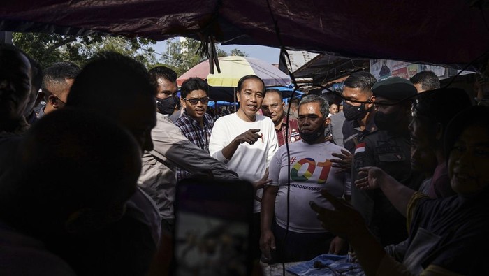 Presiden Joko Widodo menyapa warga saat mengunjungi Pasar Pagi Batuphat Timur, Lhokseumawe, Aceh, Jumat (10/2/2023). Dalam kunjungan tersebut Presiden meninjau langsung kondisi pasar dan memberikan sejumlah bantuan kepada masyarakat. ANTARA FOTO/Dhemas Reviyanto/aww.