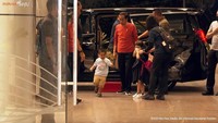 Tingkah anak kedua dari pasangan Bobby Nasution dan Kahiyang Ayu, Nahyan langsung menjadi sorotan begitu mereka tiba ke mal. Nahyan terlihat melompat dari mobil dan langsung berlari ke arah pintu masuk mal. (Tangkapan Layar Youtube Sekretariat Presiden)