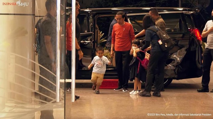 Presiden Jokowi membawa dua orang cucunya berkunjung ke mal Medan