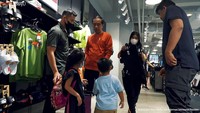 Selain bermain game, Jokowi juga mengajak cucunya untuk berbelanja. Terlihat Jokowi sempat memilihkan baju untuk cucunya itu. (Tangkapan Layar Youtube Sekretariat Presiden)