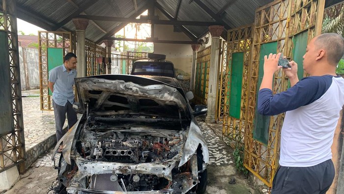 Pria di Kendari diduga membakar mobil warga usai cekcok dengan istrinya.