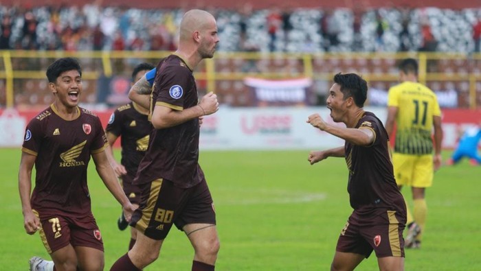 PSM Makassar merayakan gol yang dicetak Wiljan Pluim ke gawang Barito Putera.