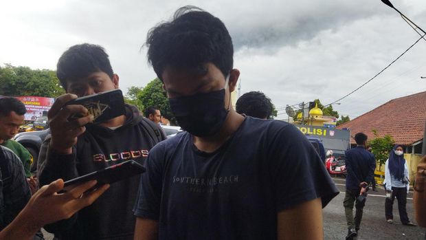 R (21), pembunuh perempuan di semak-semak di Kecamatan Majasari, Pandeglang, Banten, berinisial LS (23).