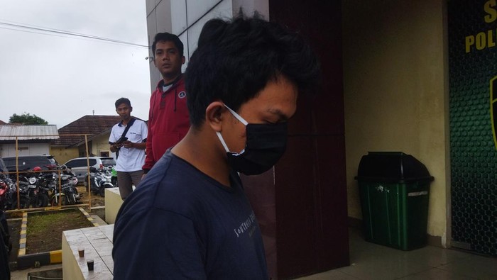 R (21), pembunuh perempuan di semak-semak di Kecamatan Majasari, Pandeglang, Banten, berinisial LS (23).