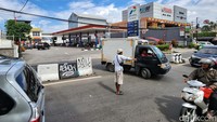 Pengendara dari arah Jalan Kesehatan menuju Jalan Deplu harus memutar lebih jauh dan cenderung macet sekitar 200 meter di putaran balik berikutnya.