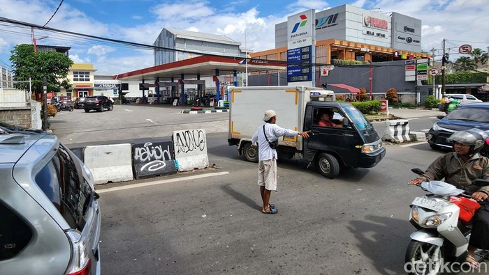 Rambu Larangan Mejeng di U-Turn Jalan Veteran Namun Dilanggar U-Turn Pom Bensin Jl Veteran, Bintaro Jakarta Selatan, akan ditutup permanen. Ternyata U-Turn ini sudah diberi rambu larangan namun tak efektif.