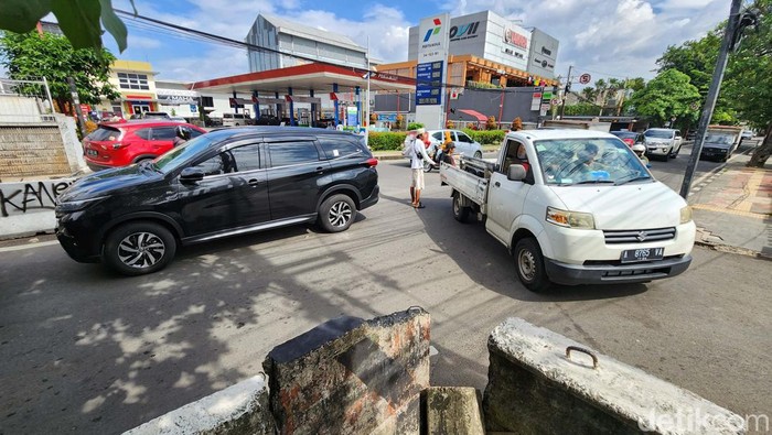 U-Turn Pom Bensin Jl Veteran, Bintaro Jakarta Selatan, akan ditutup permanen. Ternyata U-Turn ini sudah diberi rambu larangan namun tak efektif.