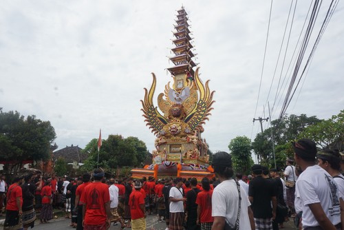 Ribuan warga mengantar jenazah I Gusti Ngurah Alit Yudha ke perabuan, Jumat (10/2/2023) siang. (Agus Eka/detikBali)