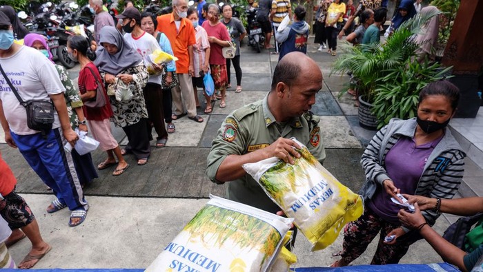 Warga mengantre untuk membeli sembako saat operasi pasar Bulog di halaman Kelurahan Jagalan, Solo, Jawa Tengah, Kamis (9/2/2023). Pemerintah Kota Solo menggelar operasi pasar di seluruh kantor kelurahan untuk membantu warga mendapatkan berbagai kebutuhan pokok dengan murah sebagai upaya stabilisasi pasokan dan harga pangan. ANTARAFOTO/Maulana Surya/foc.