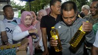 Warga membeli minyak goreng dengan harga murah saat operasi pasar di halaman Kantor Bupati Kabupaten Gowa, Sulawesi Selatan, Rabu (8/2/2023). Operasi pasar minyak goreng murah yang dijual dengan harga Rp 12.500 per liter tersebut digelar untuk mengatasi kelangkaan dan tingginya harga minyak goreng curah di pasaran. ANTARA FOTO/Abriawan Abhe  