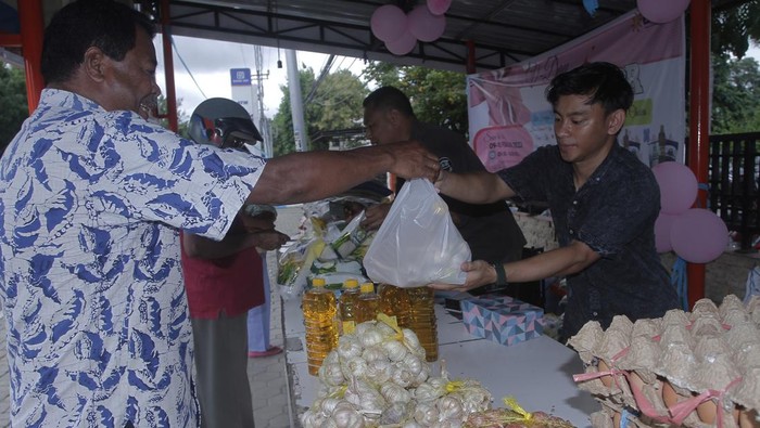 Riuh Pasar Murah di Berbagai Daerah untuk Kendalikan Inflasi Pangan Warga membeli sejumlah sembako pada Bazar Murah Perum Bulog wilayah NTT di Kupang, NTT, Jumat (10/2/2023). Kegiatan itu dalam guna mencegah kenaikan harga kebutuhan pokok di sejumlah pasar di Kota Kupang serta membantu meringankan beban masyarakat. ANTARA FOTO/Kornelis Kaha/aww.