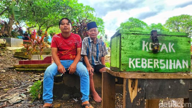 Roni, penjaga makam di Palabuhan Ratu, Sukabumi.