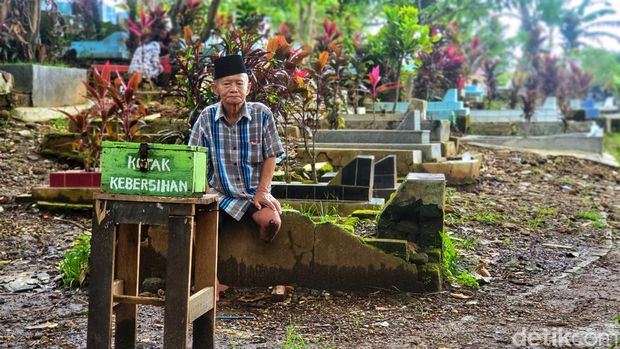 Roni, penjaga makam di Palabuhan Ratu, Sukabumi.
