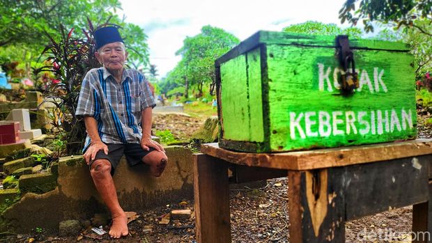 Roni, penjaga makam di Palabuhan Ratu, Sukabumi.
