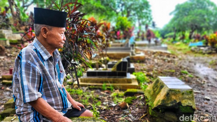 Roni, penjaga makam di Palabuhan Ratu, Sukabumi.