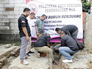 Buruh Pendukung Ganjar Bangun MCK buat Warga Kampung Pakuhaji Banten