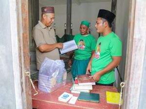 Santri Pendukung Ganjar Jambi Sumbang Sajadah & Al-Quran untuk Musala
