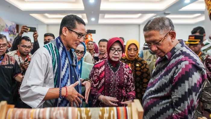Menteri Pariwisata dan Ekonomi Kreatif Sandiaga Salahuddin Uno mengunjungi pelaku UMKM Kalimantan Barat. Di depan Sandiaga, pelaku UMKM mengaku kesulitan mendapatkan modal, sehingga usaha stagnan dan tidak berkembang.