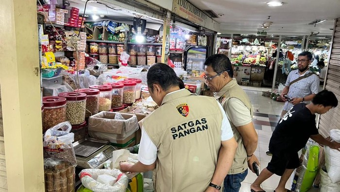 Satgas Pangan Polri memantau harga beras Bulog dan Minyakita di pasar Jabodetabek