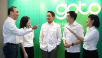 Direktur Utama GoTo Andre Soelistyo (tengah) bersama Direktur GoTo Hans Patuwo (kiri), Direktur GoTo Melissa Siska Juminto (kedua kiri), Direktur GoTo Catherine Hindra Sutjahyo (kanan) Komisaris GoTo William Tanuwijaya (kedua kanan). Pemanggilan RUPSLB disampaikan kepada publik dan dapat diakses melalui laman Bursa Efek Indonesia (BEI) serta situs web resmi Perseroan.