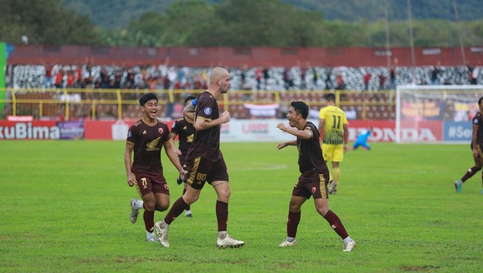 Selebrasi Pemain PSM Makassar saat cetak gol hadapi Barito Putera di pekan ke-23 Liga 1 2022/2023.