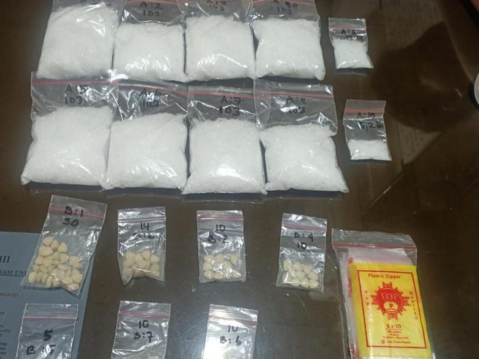 Seorang pria berinisial AFN (22) ditangkap anggota Polres Metro Jaktim terkait kasus narkoba. Polisi menyita belasan bungkus narkoba jenis sabu dan ekstasi. (dok Polres Jaktim)