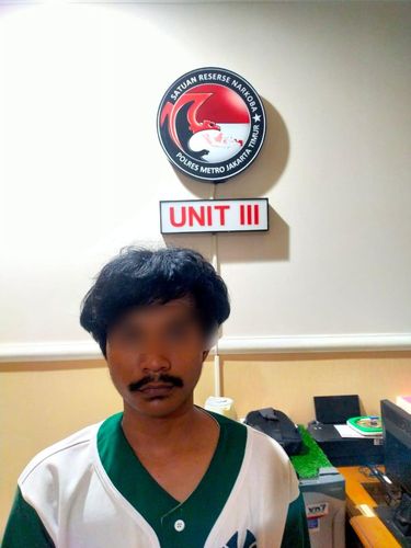 Seorang pria berinisial AFN (22) ditangkap anggota Polres Metro Jaktim terkait kasus narkoba. Polisi menyita belasan bungkus narkoba jenis sabu dan ekstasi. (dok Polres Jaktim)