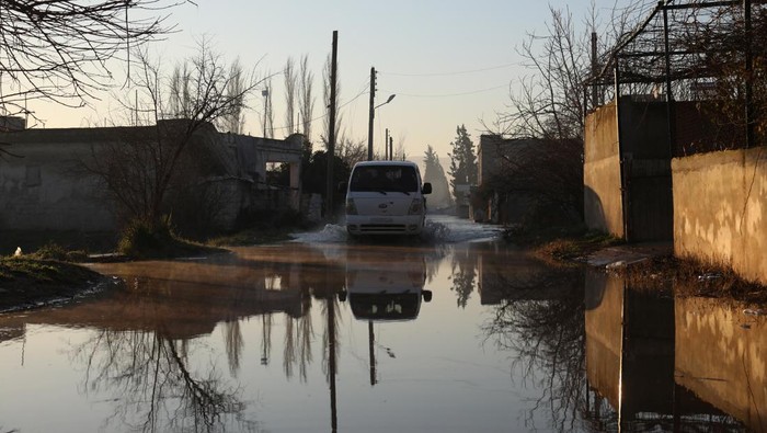 Setelah Diguncang Gempa, Kota Kecil di Suriah Dilanda Banjir Village of Al-Tloul is flooded as a result of a Syrian dam being opened fearing aftershocks damaging the dam ? according to the Syrian Observatory of Human Rights, in Idlib region, Syria February 9, 2023 in this picture obtained from social media. Mohamed Al-Daher/via REUTERS. THIS IMAGE HAS BEEN SUPPLIED BY A THIRD PARTY. MANDATORY CREDIT