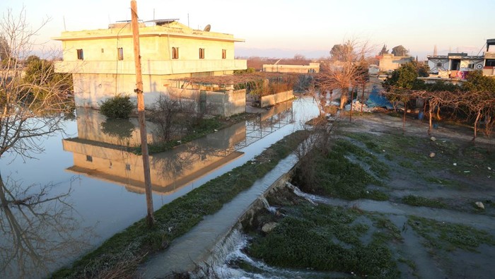 Setelah Diguncang Gempa, Kota Kecil di Suriah Dilanda Banjir Village of Al-Tloul is flooded as a result of a Syrian dam being opened fearing aftershocks damaging the dam ? according to the Syrian Observatory of Human Rights, in Idlib region, Syria February 9, 2023 in this picture obtained from social media. Mohamed Al-Daher/via REUTERS. THIS IMAGE HAS BEEN SUPPLIED BY A THIRD PARTY. MANDATORY CREDIT