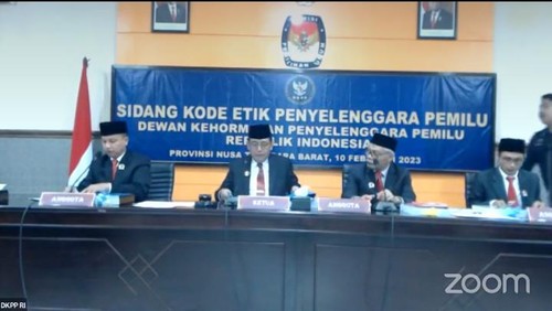 Sidang Kode Etik Penyelenggara Pemilu terhadap Bawaslu Kabupaten Dompu, NTB, terkait dugaan pelanggaran kode etik dalam proses perekrutan Panwascam.