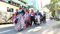siswa siswi SMP Labschool Jakarta Kelas IX berjalan bersama wali kelas mengelilingi lingkungan sekolah. Foto: Doc. SMP Labschool Jakarta