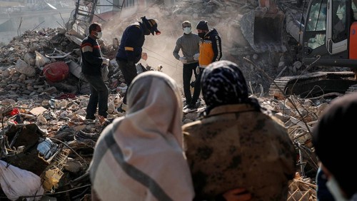 Duka menyelimuti  korban gempa Turki dan Suriah. Mereka kehilangan keluarga dan rumah. Air mata pun mengalir tak terbendung.