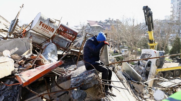 Tangisan Korban Gempa Turki dan Suriah Duka menyelimuti korban gempa Turki dan Suriah. Mereka kehilangan keluarga dan rumah. Air mata pun mengalir tak terbendung.
