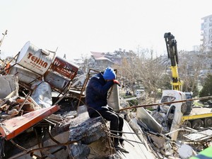 Pilu Korban Selamat dari Gempa, Meninggal Dihajar Dingin Ekstrem