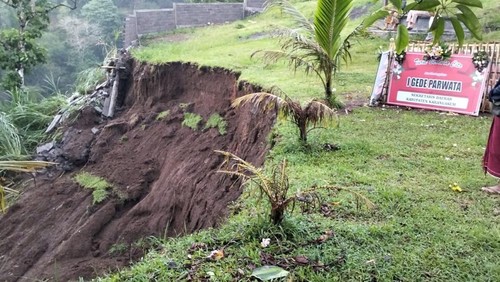 Tembok penyengker di setra atau kuburan Desa Adat Besakih, Kecamatan Rendang, Kabupaten Karangasem, Bali, jebol akibat diguyur hujan deras pada Kamis (9/2/2023). (Foto: istimewa)