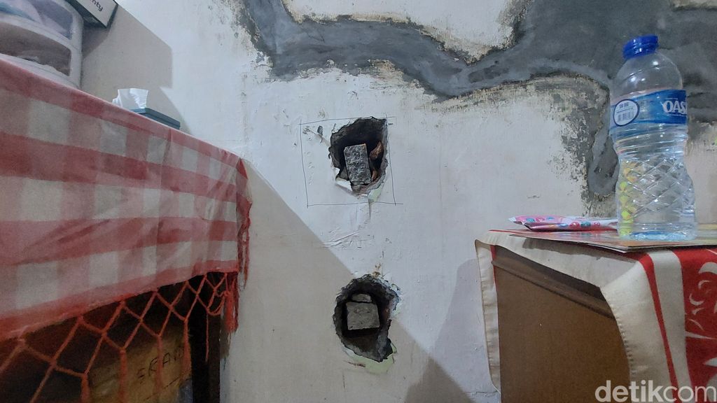 Tembok rumah Bu Ami dilubangi agar terlihat bahwa tak ada fondasi di tanah uruk tetangga di sebalik tembok. 10 Februari 2023. (Rumondang Naibaho/detikcom)