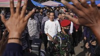 Presiden Jokowi mengunjungi Pasar Batuphat, Kecamatan Muara Satu, Kota Lhokseumawe didampingi Menteri BUMN Erick Tohir dan Pj Gubernur Aceh Achmad Marzuki serta disambut Pj Wali Kota Lhokseumawe Imran.   