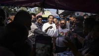 Presiden Jokowi juga terlihat berbincang-bincang dengan dengan warga dan pedagang di Pasar Batuphat.