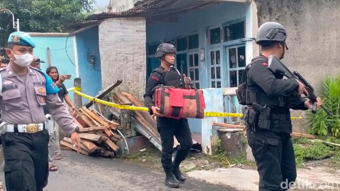 Tim Jihandak Brimbo mengevakuasi granat aktif di Gergunung Klaten. Temuan granat ini akhirnya dimusnahkan. Foto diunggah Jumat (10/2/2023).