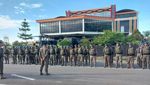 TNI-Polri Evakuasi Warga dari Ancaman KKB di Paro