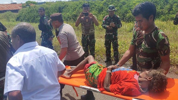 Polisi mengungkap ada 25 warga sipil di Distrik Paro, Kabupaten Nduga, Papua Pegunungan yang kembali dievakuasi ke Distrik Kenyam. Mereka menyusul diselamatkan usai lebih dulu mengevakuasi 15 pekerja yang sempat diintimidasi oleh kelompok kriminal bersenjata (KKB), Jumat (10/2/2023).